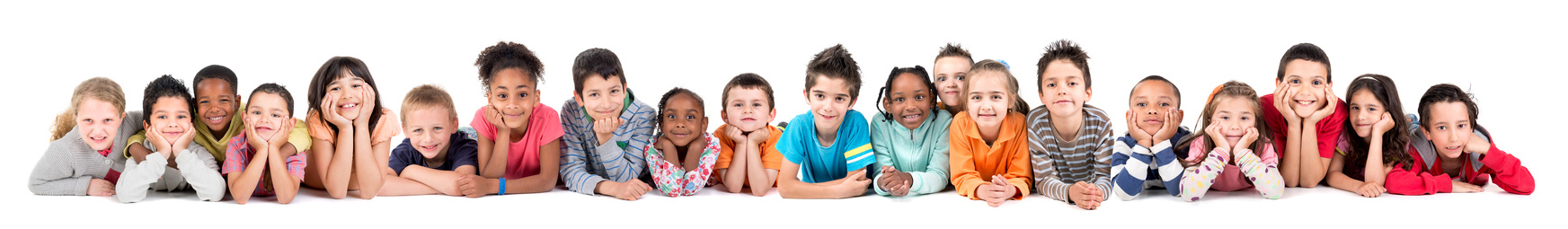 groupe d'enfants couchés sur le ventre, le sourire aux lèvres